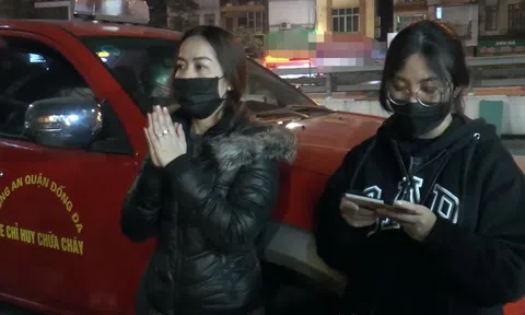 Chùa Phúc Khánh livestream cầu an, nhiều người đứng ngoài đường vái vọng trong đêm