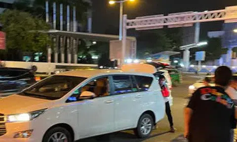 "Dài cổ" chờ taxi ở TP HCM