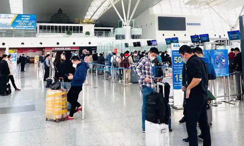 Ga quốc tế Nội Bài tấp nập khách trong ngày mở lại toàn bộ đường bay
