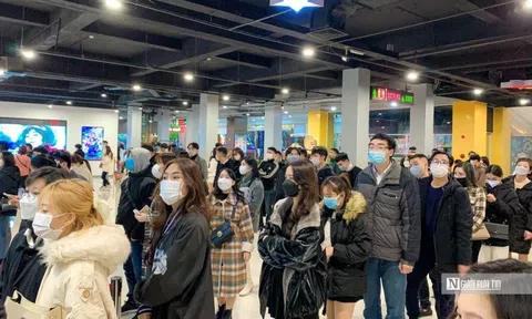 Rạp chiếu phim chật kín người đêm Valentine