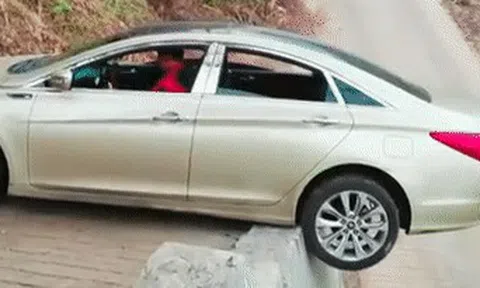 Chỉ bằng 3 bánh ô tô, tài xế quay đầu xe ngay đường dốcicon