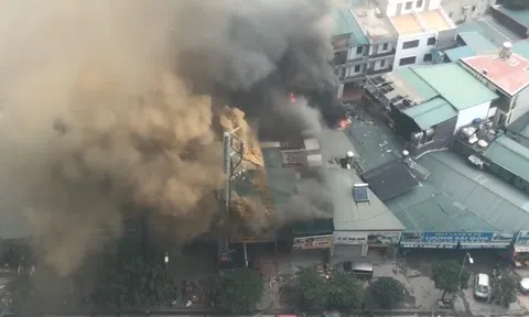 Hà Nội: Quán gà tươi trên đường Nguyễn Xiển cháy dữ dội, cột khói lửa bốc cao trăm mét