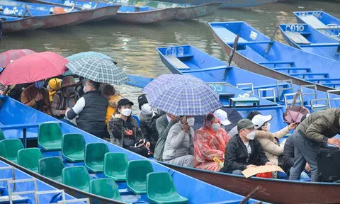 Ảnh: Du khách đội mưa, đổ về chùa Hương dâng lễ từ sáng sớm trong ngày chính thức mở cửa trở lại