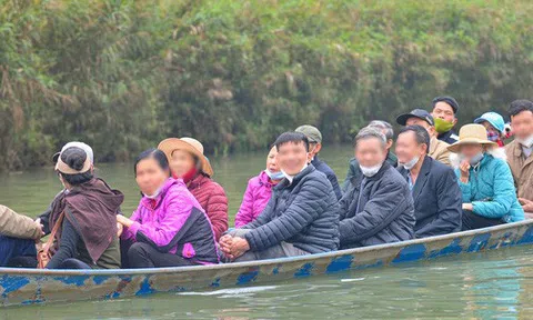 Ảnh: Du khách đánh bài ăn tiền, bỏ khẩu trang trên thuyền, ném tiền lẻ khi đi lễ chùa Hương