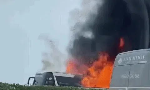 Xe khách bốc cháy dữ dội trên cao tốc Pháp Vân - Cầu Giẽ