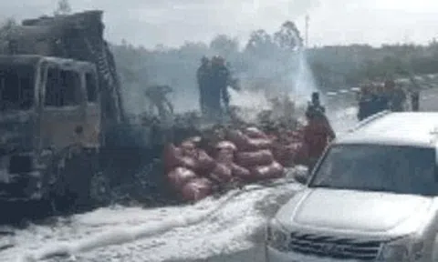 Xe tải chở bắp cháy rụi trên tuyến cao tốc Đà Nẵng - Quảng Ngãi