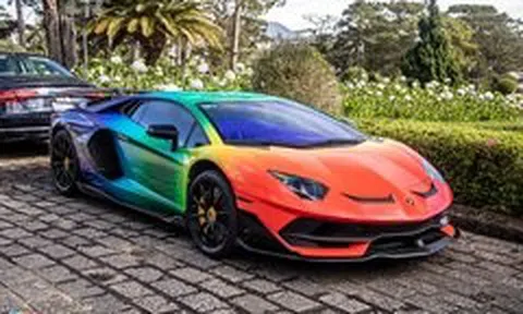 Cận cảnh Lamborghini Aventador SVJ bảy sắc cầu vồng tại TP.HCM