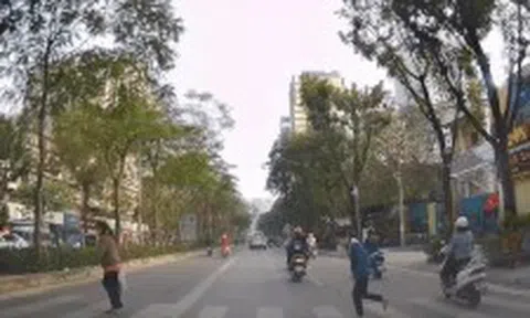 Ô tô nhường đường nhưng khiến người đi bộ suýt bị xe máy đâmicon