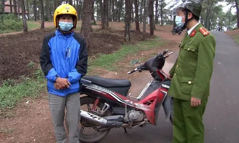 Tạm giữ kẻ biến thái cởi quần trước mặt nữ du khách ở Huế