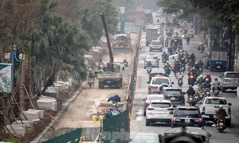 Hình ảnh thi công mở rộng đường Hoàng Quốc Việt sau khi xén dải phân cách và hạ cây xanh