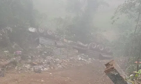 Ô tô đầu kéo rơi xuống vực sâu 70m khi lùi tránh xe ngược chiều