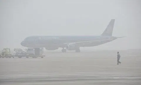 Sương mù dày đặc ở miền Bắc, 30 chuyến bay không thể hạ cánh