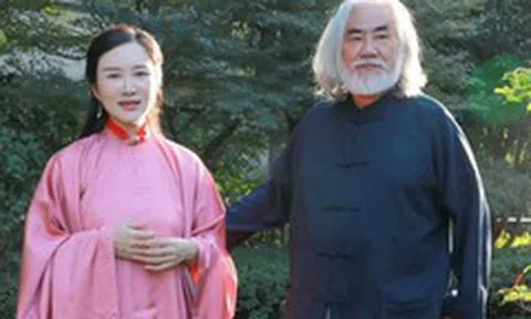 ‘Vua phim cổ trang’ Trương Kỷ Trung chụp ảnh cưới với vợ kém 31 tuổi