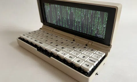 Laptop tự chế siêu nhỏ, có bàn phím cơ