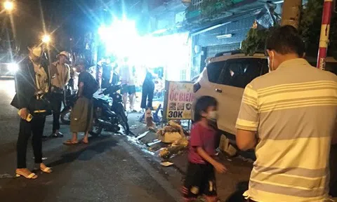 TP.HCM: Ô tô 7 chỗ lao kinh hoàng vào quán nhậu vỉa hè, 3 người ngồi ăn uống bị cuốn vào gầm