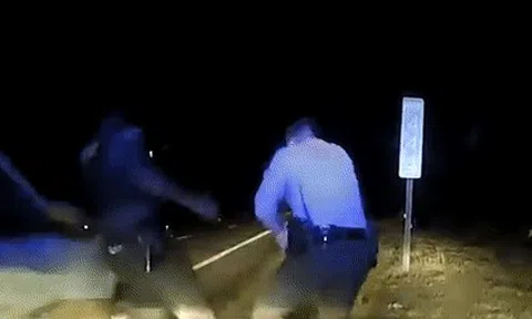 Tesla tự lái đâm vào cảnh sát khi tài xế đang “xem phim”icon