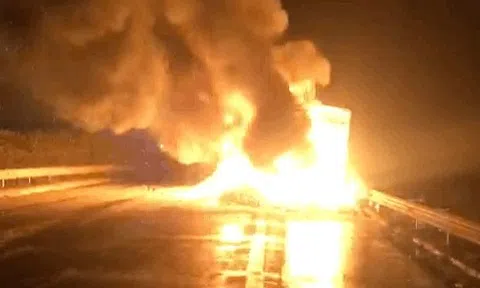 Xe tải bốc cháy dữ dội trên cao tốc