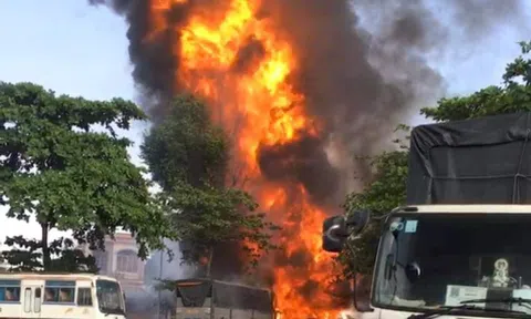 CLIP: Tài xế nhanh trí lái xe bồn đang cháy để cứu trạm xăng