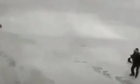 Bi hài xe ba bánh không người lái liên tiếp đâm chính… tài xếicon