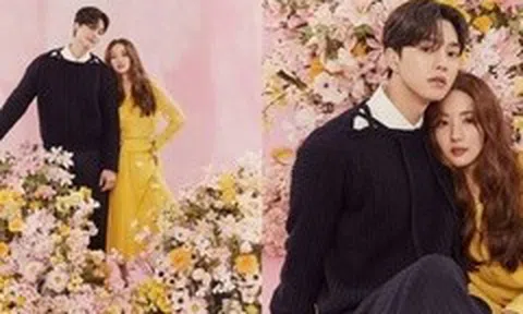 Song Kang và Park Min Young tạo dáng tình tứ giữa 'biển' hoa