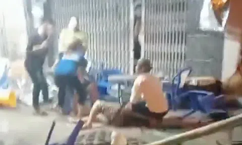 Tài xế nghi say xỉn lái ô tô lao vào quán nhậu ở TP.HCM, nhiều người bị thương