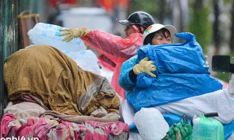 Hà Nội rét kỷ lục 8 độ C: Người dân cực khổ mưu sinh dưới mưa rét tê tái, hồ Gươm vắng bóng người qua lại