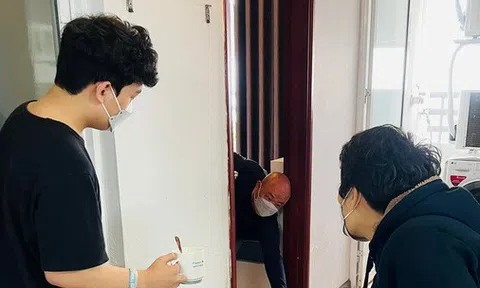 Chuyện cả nhà F0 "nuôi" F1 trong phòng: 1 người âm tính trong gia đình đều mắc Covid-19