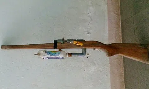 Bé trai nghịch súng tự chế, không may súng cướp cò bắn trúng em ruột