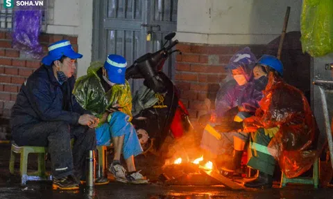 Người lao động co ro mưu sinh trong đêm giữa cái lạnh “thấu xương” của Thủ đô Hà Nội