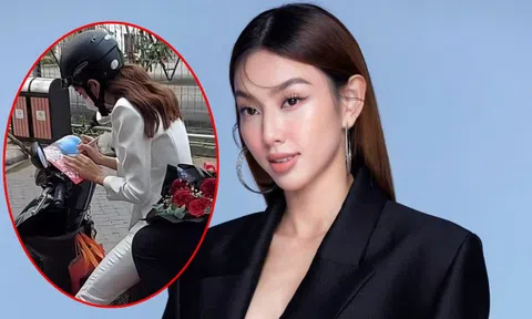 Hoa hậu Thùy Tiên 'gây sốt' với hình ảnh chạy xe máy đi sự kiện