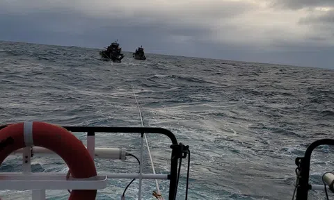 Lai dắt cùng lúc 2 tàu cá sắp bị sóng lớn đánh chìm