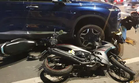 Tài xế đạp nhầm chân ga, ôtô tông hàng loạt xe máy dừng đèn đỏ