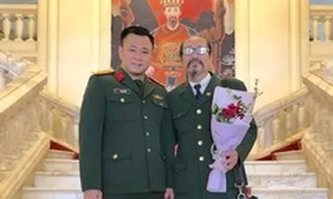 Lần hiếm hoi NSND Tự Long đăng ảnh bên bố