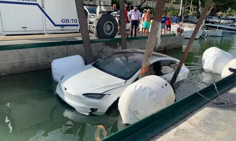 Chuyện gì xảy ra khi một chiếc Tesla Model X rơi xuống biển?