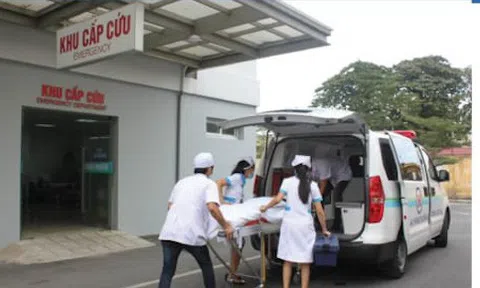 Đang ngồi chơi TikTok, người đàn ông bị con nhảy lên, dẫm gãy luôn "cậu nhỏ"