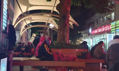 Cảnh người nhà bệnh nhân vạ vật trong đêm lạnh thấu xương ở Hà Nội