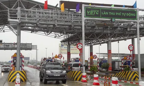 Đẩy mạnh dán thẻ định danh ô tô, bỏ hình thức thu phí thủ công từ 1/6/2022
