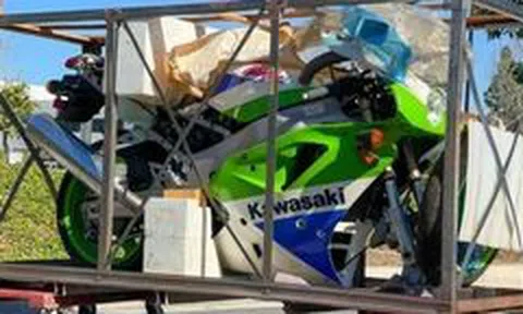 Siêu mô tô Kawasaki 30 năm tuổi chưa đổ xăng giá hơn 40.000 USD