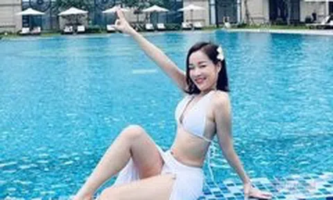 Minh Hương 'Vàng Anh' khoe dáng đẹp ở biển