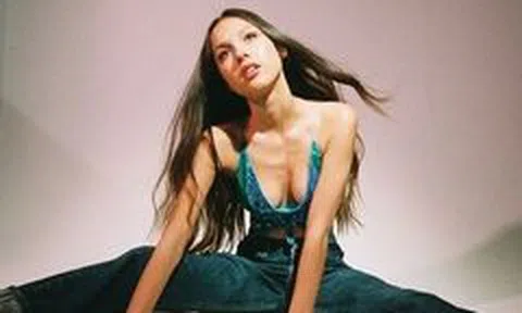 Thời trang gợi cảm của ngôi sao 19 tuổi ảnh hưởng nhất thế giới