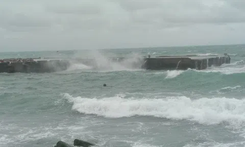 Tàu cá bị chìm ở Lý Sơn, 9 ngư dân may mắn được cứu