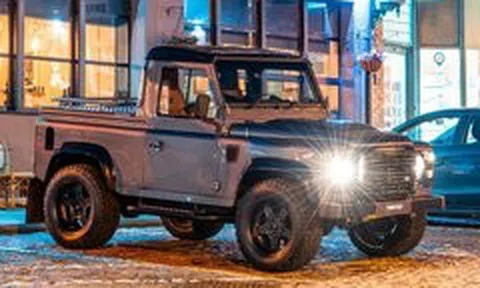 Bán tải điện Land Rover Defender có giá hơn 300.000 USD