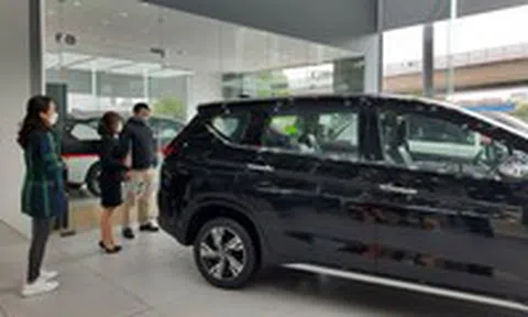 Khách săn tìm xe tiết kiệm nhiên liệu khi giá xăng lập đỉnhicon