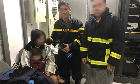 Nghẹt thở giải cứu cặp vợ chồng và con nhỏ khỏi đám cháy trong căn hộ tầng 17