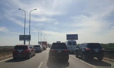 Ôtô tông nhau liên hoàn trên cao tốc TP HCM - Long Thành - Dầu Giây