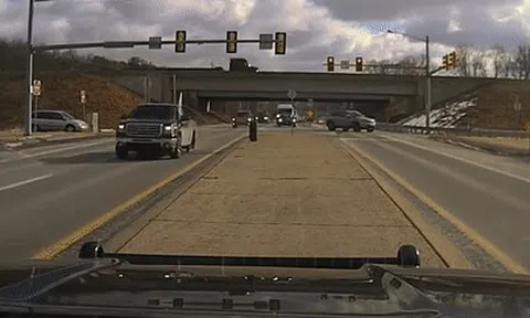 Bánh xe “đi lạc” trên cao tốc, tấn công xe cảnh sáticon