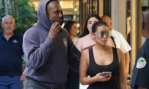 Kanye West thân thiết bên ‘bản sao' Kim Kardashian