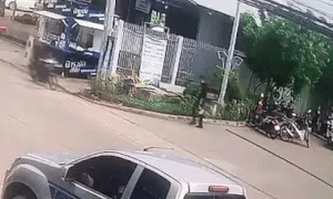 Nam thanh niên đi xe máy bất ngờ bị treo ngược như thòng lọngicon