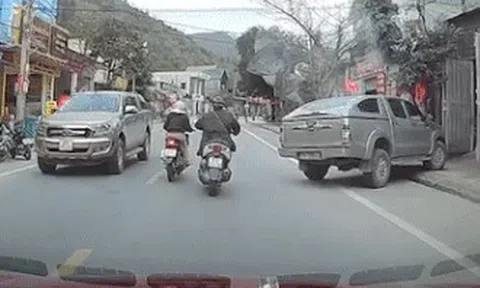 Hai phụ nữ đi xe máy bất ngờ tạt đầu nhau, ngã sõng soài ngay trước mũi ô tôicon