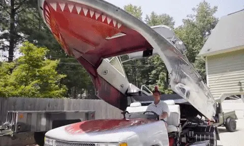 Người đàn ông tự chế 'xe cá mập' cực dị từ xe bán tải và du thuyền cũ